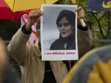 Protesta frente a la embajada iraní en Berlín por la muerte en Irán de la joven Masha Amini tras ser detenida por llevar mal puesto el velo.