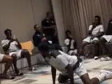 Iñaki Williams bailando delante de sus compañeros de la selección de Ghana.