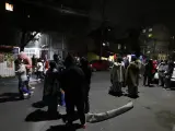 Personas en las calles de Ciudad de México después del terremoto de este jueves.