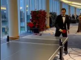 Roger Federer jugando al ping pong antes de la Gala de la Laver Cup