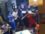 Un cliente de un kebab discute con el dueño y vuelve con sus amigos para iniciar una pelea en el local