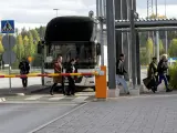 Ciudadanos rusos llegan a la frontera entre Rusia y Finlandia.