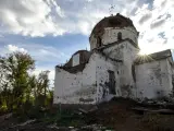 Una iglesia en la localidad ucraniana de Mala Komyshuvakha, en la región de Jarkov, dañada por los bombardeos durante los combates entre las tropas rusas y el ejército ucraniano.