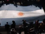 Imagen de archivo de la bandera de Argentina durante un desfile en Buenos Aires