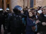 Policías rusos detienen a participantes de una protesta no autorizada contra la movilización parcial debido al conflicto en Ucrania, en el centro de San Petersburgo.