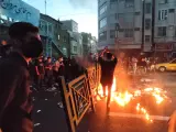 Enfrentamientos en Teherán entre manifestantes y la Policía, durante las protestas por la muerte de Mahsa Amin tras ser detenida por llevar mal puesto el velo.