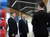 El presidente ruso, Vladimir Putin, acompañado por el rector de la Universidad Estatal Yaroslav-the-Wise Novgorod, Yuri Borovikov, durante la visita a una exposición en la Escuela Técnica de Novgorod.