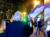 Una señora se retira el hijab en una protesta en Irán.