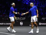 Federer y Nadal chocan la mano en el dobles de la Laver Cup.
