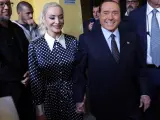 El ex primer ministro italiano, Silvio Berlusconi, junto a su pareja, Marta Fascina, votando en las elecciones generales italianas en Milán.