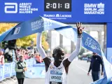 El atleta Eliud Kipchoge celebra su victoria en el maratón de Berlín 2022, donde ha batido el récord del mundo.
