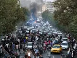 Una multitud de personas en Teherán (Irán) durante una de las manifestaciones por la muerte de Mahsa Amini.