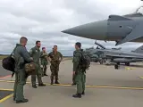 Aviadores del Ejército del Aire de la misión de la OTAN 'Alpha Scramble', a su regreso a la base de Albacete tras completar 116 horas de vuelo en Estonia.