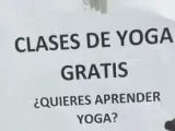 Cartel "Clases de yoga gratis".