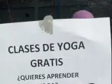 El cartel vecinal de "yoga gratis".