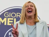La líder del partido Hermanos de Italia (FdI), Giorgia Meloni, celebra el resultado de las elecciones generales italianas.