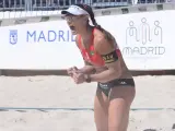 Liliana Fernández en un partido de voley playa.