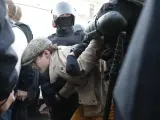 Policías rusos detienen a una persona que tomaba parte en una protesta no autorizada contra la movilización parcial militar decretada en Rusia debido al conflicto en Ucrania.