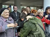 Reservistas en la región rusa de Rostov se despiden de sus familias tras ser reclutados.