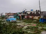 Escombros y árboles caídos en Pinar del Río (Cuba) tras el paso del huracán Ian.