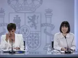La ministra portavoz, Isabel Rodríguez (i), y la ministra de Ciencia e Innovación, Diana Morant, comparecen tras la reunión del Consejo de Ministros, en el Palacio de La Moncloa, a 14 de junio de 2022, en Madrid (España).