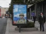 Cartel en Moscú con la imagen de un soldado y el lema 'Gloria a los Héroes de Rusia'.