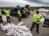 Trabajadores y voluntarios de la ciudad de San Petersburgo están entregando sacos de arena a los residentes mientras la ciudad se prepara para el huracán Ian en el Parque del Lago Maggiore en San Petersburgo, Florida.
