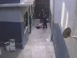 Imagen de la policía golpeando a la mexicana Abigail Hay momentos antes de que muriera en la comisaría.