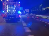 Servicios de emergencias, en el tramo de la A2 en Alcalá de Henares (Madrid), donde un motorista perdió la vida al ser arrollado por un camión.