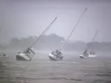 Embarcaciones sacudidas por los fuertes vientos del huracán Ian, en Venice, Florida.