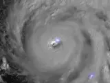 Florida siente ya el azote del huracán Ian, de categoría cuatro