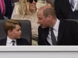 El príncipe George, acompañado por su padre