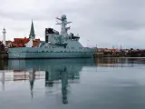Un buque militar en la isla danesa de Bornholm, en el Báltico, cerca de donde se produjeron las fugas de gas en los gasoductos Nord Stream 1 y 2.