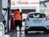 Un pasajero reposta en una gasolinera a la altura de Rivas, durante la primera operación salida del verano de 2022, a 1 de julio de 2022, en Madrid (España).