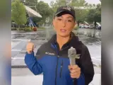 La reportera Kyla Galer informa en directo sobre el huracán Ian, con su micrófono cubierto por un condón.