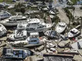 Embarcaciones destrozadas tras el paso del huracán Ian en Fort Myers, Florida.
