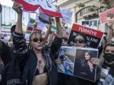 Iraníes protestan tras la muerte de la iraní Mahsa Amini, frente al consulado de Irán en Estambul, Turquía, el 29 de septiembre de 2022.