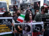 Iraníes sostienen fotos de Mahsa Amini y otras víctimas durante una protesta frente al Consulado iraní tras la muerte de la joven en Estambul el pasado 26 de septiembre.