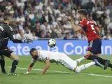 El delantero francés del Real Madrid, Karim Benzema (c), cae ante el defensa de Osasuna, David García (d), en la jugada que ha significado el penalti a favor del equipo blanco.