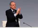 El presidente del Real Madrid, Florentino Pérez, aplaude durante las Asambleas Generales Ordinaria y Extraordinaria del conjunto blanco.