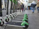 Varios patinetes el&eacute;ctricos estacionados en el centro de Madrid (Espa&ntilde;a)