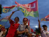 Seguidores de Lula con bandera en la noche electoral.