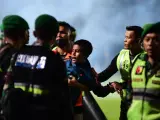 Diecisiete niños mueren en la tragedia del fútbol indonesio.