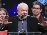 El expresidente brasileño Luiz Inácio Lula da Silva pronuncia un discurso en Sao Paulo tras imponerse en la primera vuelta de las elecciones presidenciales en Brasil.
