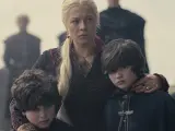 Rhaenyra con sus hijos en 'La casa del dragón'