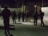 Soldados israelíes en una de las redadas llevadas a cabo operativo la pasada noche en diferentes puntos de Cisjordania ocupada.