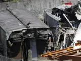 La máquina y los vagones del Alvia accidentado, almacenados en una empresa en Padrón, cerca de Santiago.