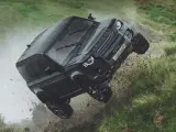 Un Land Rover Defender 110 en acción en la película "Sin tiempo para morir" de James Bond.