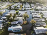 Casas rodeadas de inundaciones tras el huracán Ian en South Daytona Beach, Florida.