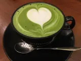Este té verde se ha convertido en un imprescindible en la rutina de muchas personas. Se consume en polvo, es originario de China y también puede aplicarse en cócteles o pasteles.